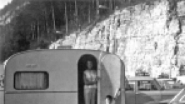 Jedną z pierwszych skonstruowanych przez siebie przyczep założyciel firmy wraz z rodziną wybrał się na urlop nad Morze Śródziemne. - zdjęcie 5