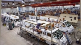 Na nowoczesnej hali montażowej w siedzibie przedsiębiorstwa w Fockbek produkowanych jest około 10 500 przyczep oraz około 1500 samochodów kempingowych rocznie - zdjęcie 8