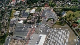 Cała powierzchnia zakładu wynosi 260 000 m2, z czego 60.000 m2 jest zabudowanych. Po lewej i po prawej stronie ulicy Haralda Striewskiego znajdują się przyczepy oraz samochody kempingowe, jak również centrum serwisowe Hobby - zdjęcie 9