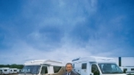 Pomiędzy tymi wersjami Hobby 600 (po lewej Hobby 600 z 1984 roku) jest 20 lat różnicy. Oba warianty wyszły spod pióra Haralda Striewskiegoa - zdjęcie 10