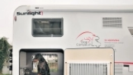 Legowiska dla psów w Dog Camper znajdują się także w tylnej części kampera, pod łóżkiem ich właścicieli (po lewej) i w luku bagażowym, który wyposażono dla komfortu zwierząt w rampę do wchodzenia i wychodzenia z pojazdu - zdjęcie 8