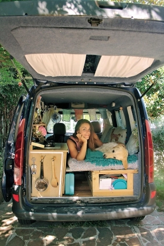 Marina Piro i jej pies Odie od 2016 roku zwiedzają Europę minikamperem na bazie Renault Kangoo  - zdjęcie 12
