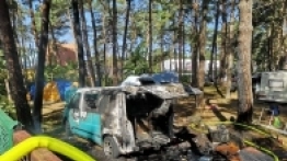 Pożar na kempingu. Bus całkowicie spłonął - zdjęcie 1