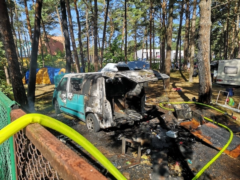 Pożar na kempingu. Bus całkowicie spłonął