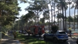 Pożar na kempingu. Bus całkowicie spłonął - zdjęcie 2