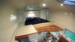 Prostota i funkcjonalność. Miejsca spania znajdują się pod (podnoszonym na ponad metr na postoju) dachem. - zdjęcie 1