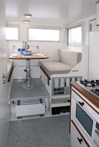 Wnętrze z innej perspektywy. Dobrze widać, że najważniejsza jest funkcjonalność. - zdjęcie 3