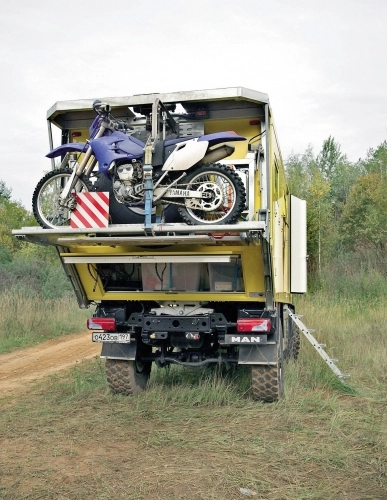 Każdy z kamperów ma część mieszkalną z tyłu pod skosem. To ułatwia pokonywanie wzniesień czy rowów. - zdjęcie 4