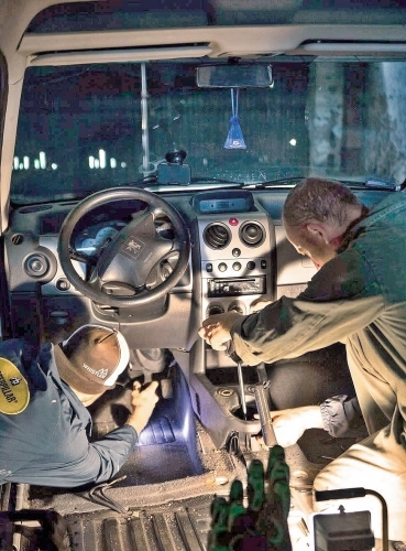 Jednym z pojazdów, w którym prowadzono prace, był Peugeot 806 - zdjęcie 11