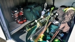 Bardzo przestronny garaż, do którego dostaniemy się z obu stron, to niewątpliwa zaleta pojazdu - zdjęcie 3