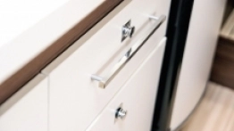 Jakość mebli i chromowanych wykończeń jest bardzo dobra. Cieszy system cichego domykania szafek - zdjęcie 4