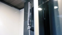 Prysznic oddzielono od toalety za pomocą szklanych drzwi. Wygląda to nieźle i jest całkiem funkcjonalne  - zdjęcie 5