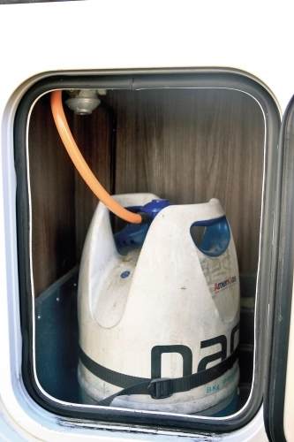 W kamperze znajdziemy miejsce tylko na jedną butlę gazową - zdjęcie 6