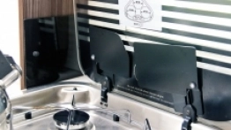 Gdy gotujemy i palnik gazowy jest włączony, specjalne „ścianki” wokół kuchenki dodatkowo dbają o nasze bezpieczeństwo - zdjęcie 9