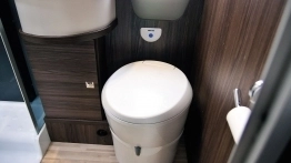 Cieszy fakt, że toaleta jest skierowana nieco w głąb pomieszczenia. Dzięki temu mamy do dyspozycji o wiele więcej miejsca  - zdjęcie 10