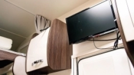 Telewizor jest zamontowany na regulowanym w dwóch płaszczyznach uchwycie. Możemy go skierować w dowolną stronę kampera - zdjęcie 11