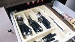 Pełne wyposażenie kuchni zagwarantowane przez Benimar Polska. Nic nie lata, nic się nie obija w trakcie jazdy - zdjęcie 16