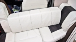 Tutaj widzimy mnogość elementów, jakie trzeba ułożyć, by poszerzyć kanapę w jadalni. Zajmuje to dużo czasu - zdjęcie 18