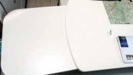 Stół w jadalni również można poszerzyć, robiąc miejsce dla dwóch dodatkowych osób - zdjęcie 19