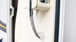 Blokadę drzwi wejściowych umieszczono w dość nietypowym miejscu. Ich poprawne otwarcie wymaga wprawy i wiedzy, gdzie „ząbek” się znajduje - zdjęcie 20