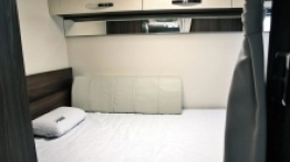 Łóżko w tylnej części otoczone jest szafkami, w jednym z rogów można zamontować dodatkowy telewizor - zdjęcie 22