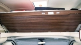 Gdy nie korzystamy z alkowy, możemy ją złożyć i w ten sposób uzyskać więcej miejsca nad głowami w szoferce - zdjęcie 23