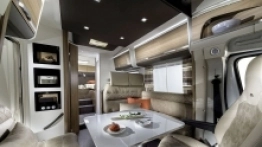 Pierwsze skojarzenie? Dość „mrocznie”, ale na pewno nie „ciemno”. Tapicerka i fronty meblowe są w nieco odmiennych kolorach niż w przypadku innych propozycji. Ale to plus – klient ma zawsze wybór - zdjęcie 1