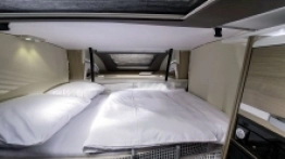 Pierwsze skojarzenie? Dość „mrocznie”, ale na pewno nie „ciemno”. Tapicerka i fronty meblowe są w nieco odmiennych kolorach niż w przypadku innych propozycji. Ale to plus – klient ma zawsze wybór - zdjęcie 2