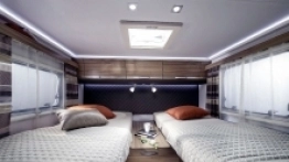 Pierwsze skojarzenie? Dość „mrocznie”, ale na pewno nie „ciemno”. Tapicerka i fronty meblowe są w nieco odmiennych kolorach niż w przypadku innych propozycji. Ale to plus – klient ma zawsze wybór - zdjęcie 3