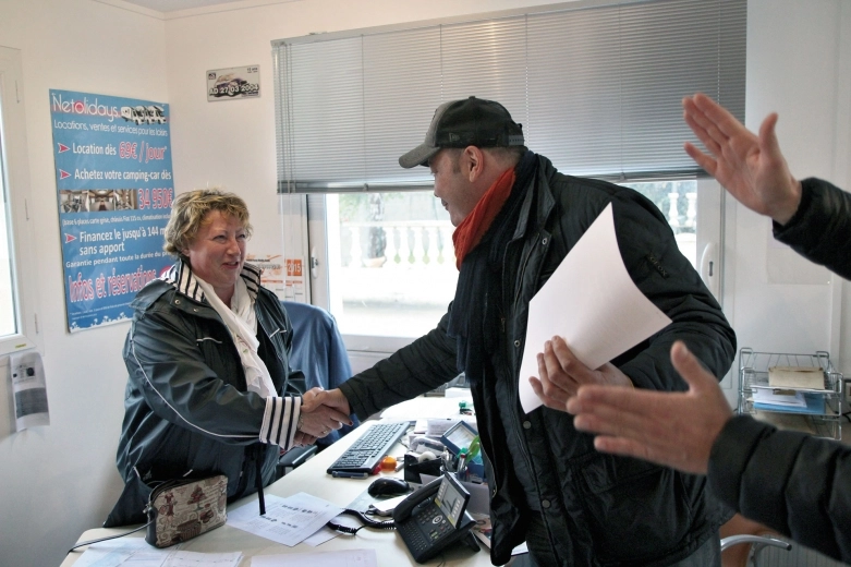 Przewodnik po formalnościach przy wypożyczaniu kamperów