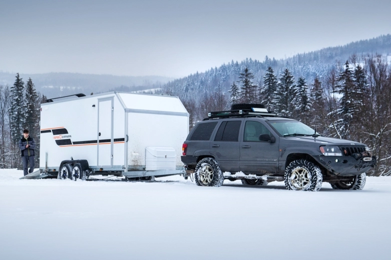 Przyczepa, do której schowasz nawet skuter śnieżny