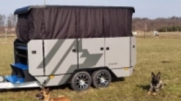 Przyczepa do przewozu psów z aneksem sypial - zdjęcie 1