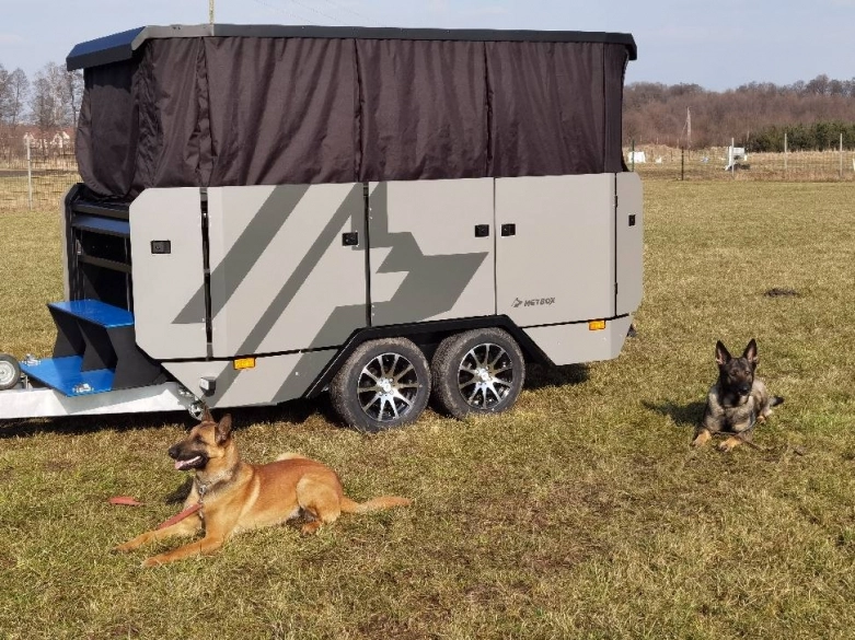 Przyczepa do przewozu psów z aneksem sypial