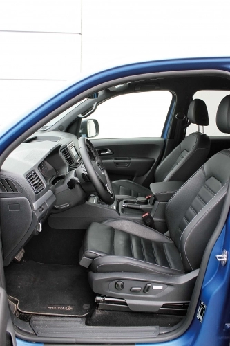 Odświeżone wnętrze amaroka debiutowało wraz z jego face liftingiem. Na desce rozdzielczej znajdziemy wiele elementów, które stosowano kiedyś w transporterach serii T5. Całość jest superczytelna, jak na VW przystało.  Kubełkowe, skórzane fotele są regulowane elektrycznie. Wnętrze, podobnie jak nadwozie, jesz szersze od konkurencji o 10 cm. Przekłada się to bezpośrednio na ilość miejsca na wysokości ramion. Na tylnej kanapie spokojnie mieszczą się trzy dorosłe osoby, natomiast na wysokości kolan przestrzeni jest trochę mniej niż w innych pick-upach. - zdjęcie 5