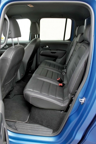 Odświeżone wnętrze amaroka debiutowało wraz z jego face liftingiem. Na desce rozdzielczej znajdziemy wiele elementów, które stosowano kiedyś w transporterach serii T5. Całość jest superczytelna, jak na VW przystało.  Kubełkowe, skórzane fotele są regulowane elektrycznie. Wnętrze, podobnie jak nadwozie, jesz szersze od konkurencji o 10 cm. Przekłada się to bezpośrednio na ilość miejsca na wysokości ramion. Na tylnej kanapie spokojnie mieszczą się trzy dorosłe osoby, natomiast na wysokości kolan przestrzeni jest trochę mniej niż w innych pick-upach. - zdjęcie 6