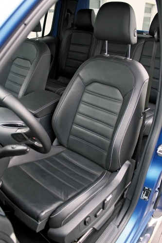 Odświeżone wnętrze amaroka debiutowało wraz z jego face liftingiem. Na desce rozdzielczej znajdziemy wiele elementów, które stosowano kiedyś w transporterach serii T5. Całość jest superczytelna, jak na VW przystało.  Kubełkowe, skórzane fotele są regulowane elektrycznie. Wnętrze, podobnie jak nadwozie, jesz szersze od konkurencji o 10 cm. Przekłada się to bezpośrednio na ilość miejsca na wysokości ramion. Na tylnej kanapie spokojnie mieszczą się trzy dorosłe osoby, natomiast na wysokości kolan przestrzeni jest trochę mniej niż w innych pick-upach. - zdjęcie 7