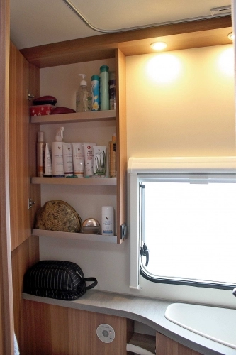 Stosunkowo duża łazienka okazała się być bardzo przydatna podczas majowego testu przyczepy. Na zewnątrz temperatury w nocy spadały do 3 stopni Celsjusza. Wieczorny spacer z mokrą głową z kempingowego prysznica nie wydawał się być idealnym pomysłem, więc z prysznica w przyczepie korzystaliśmy przynajmniej dwa razy dziennie - zdjęcie 17