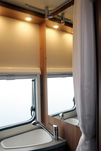 Stosunkowo duża łazienka okazała się być bardzo przydatna podczas majowego testu przyczepy. Na zewnątrz temperatury w nocy spadały do 3 stopni Celsjusza. Wieczorny spacer z mokrą głową z kempingowego prysznica nie wydawał się być idealnym pomysłem, więc z prysznica w przyczepie korzystaliśmy przynajmniej dwa razy dziennie - zdjęcie 18