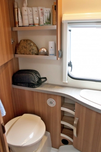 Stosunkowo duża łazienka okazała się być bardzo przydatna podczas majowego testu przyczepy. Na zewnątrz temperatury w nocy spadały do 3 stopni Celsjusza. Wieczorny spacer z mokrą głową z kempingowego prysznica nie wydawał się być idealnym pomysłem, więc z prysznica w przyczepie korzystaliśmy przynajmniej dwa razy dziennie - zdjęcie 19