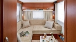 Salon w stylu „dziennym” oraz „wieczornym”. Spójrzcie na ten kapitalny projektor – warto wybrać go jako element dodatkowy w tym modelu, zwłaszcza że nie kosztuje zbyt wiele  - zdjęcie 1