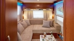 Salon w stylu „dziennym” oraz „wieczornym”. Spójrzcie na ten kapitalny projektor – warto wybrać go jako element dodatkowy w tym modelu, zwłaszcza że nie kosztuje zbyt wiele  - zdjęcie 2