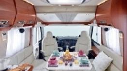 Duży kontrast pomiędzy tapicerką a frontami meblowymi to celowy zabieg projektantów. Jak widać, ten eksperyment jak najbardziej się udał - zdjęcie 3