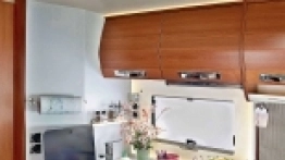 Duży kontrast pomiędzy tapicerką a frontami meblowymi to celowy zabieg projektantów. Jak widać, ten eksperyment jak najbardziej się udał - zdjęcie 4