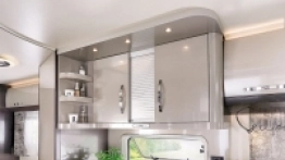 Optima Premium T70F. Hobby przykłada olbrzymią wagę do doskonałego rozkładu wnętrza. Wszędzie szafki, półki, a także... przyłącza 230 i 12 V - zdjęcie 5