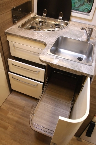 W części kuchennej znajdziemy sporo szafek i miejsc do przechowywania. Brakuje go natomiast w części przeznaczonej do przyrządzania potraw - zdjęcie 2