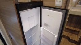 Lodówka o pojemności 150 l zasilana jest gazem lub prądem 12 V i 230 V - zdjęcie 3