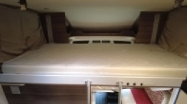 Opuszczane elektrycznie łóżko to bardzo wygodne i szybkie rozwiązanie. Wcześniej musimy jedynie zdemontować zagłówki z kanap - zdjęcie 4