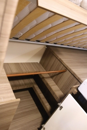 W tylnej części mamy 2 pojedyncze łóżka lub jedno duże, jak na zdjęciu. Pod lewym łóżkiem jest szafa na odzież - zdjęcie 6