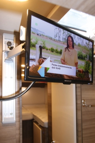 Oglądany model wyposażony jest w telewizję satelitarną. Sam telewizor na wysięgniku możemy oglądać zarówno z salonu, jak i tylnej sypialni - zdjęcie 10