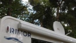 Oglądany model wyposażony jest w telewizję satelitarną. Sam telewizor na wysięgniku możemy oglądać zarówno z salonu, jak i tylnej sypialni - zdjęcie 11